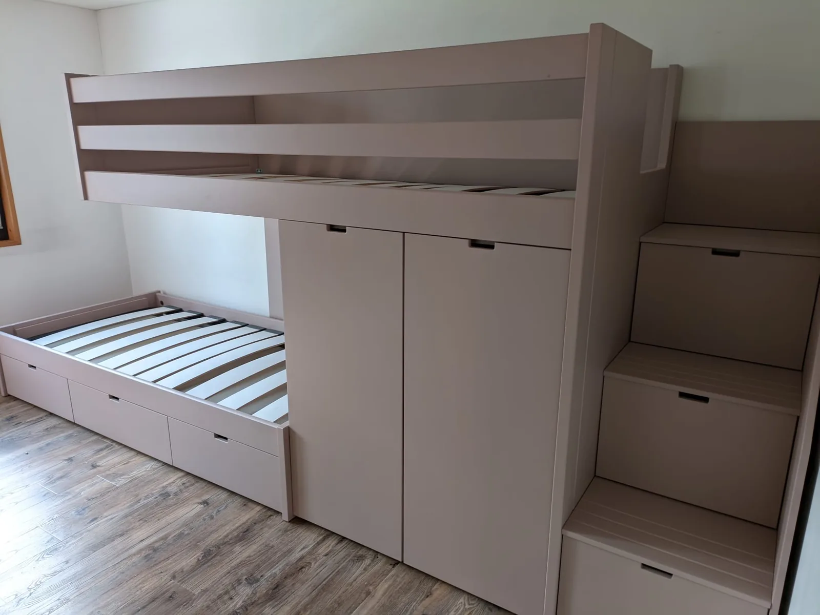 Etagenbett in Rosa mit integrierter Treppe und Stauraum