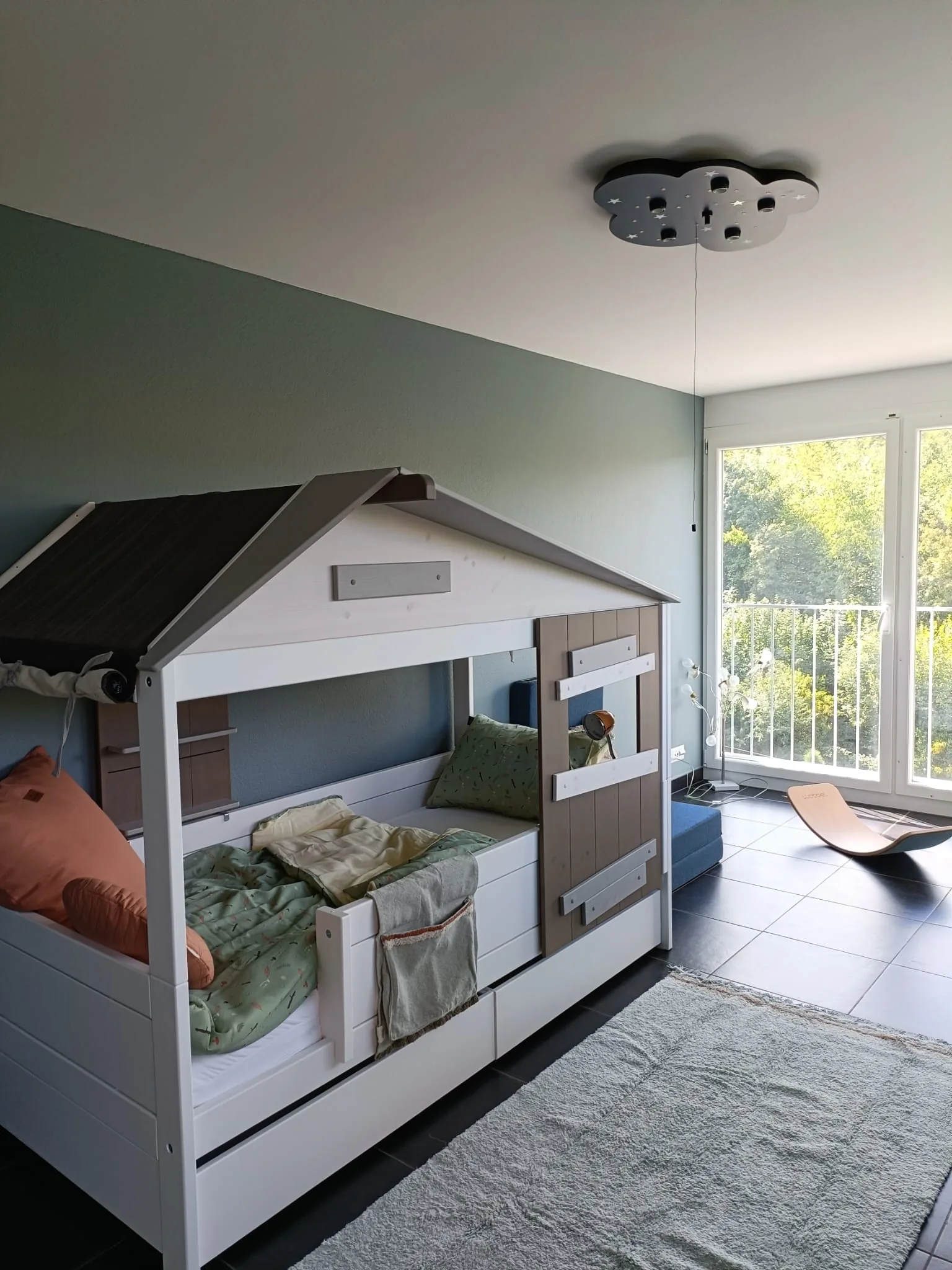 Mint-grünes Haus-Bett, eingerichtetes Kinderzimmer
