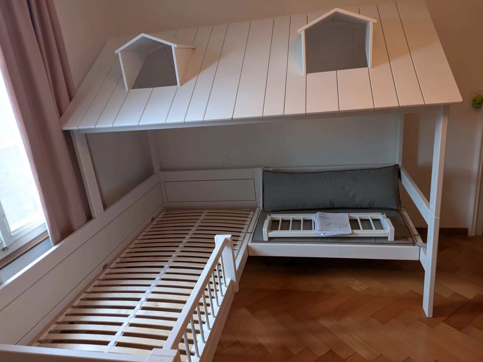 Weisses Haus-Bett mit Dachgauben für Kinderzimmer