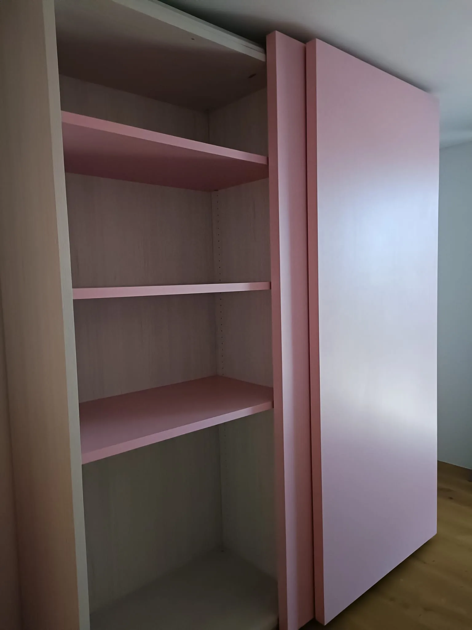 Rosa Kleiderschrank-Aufbau